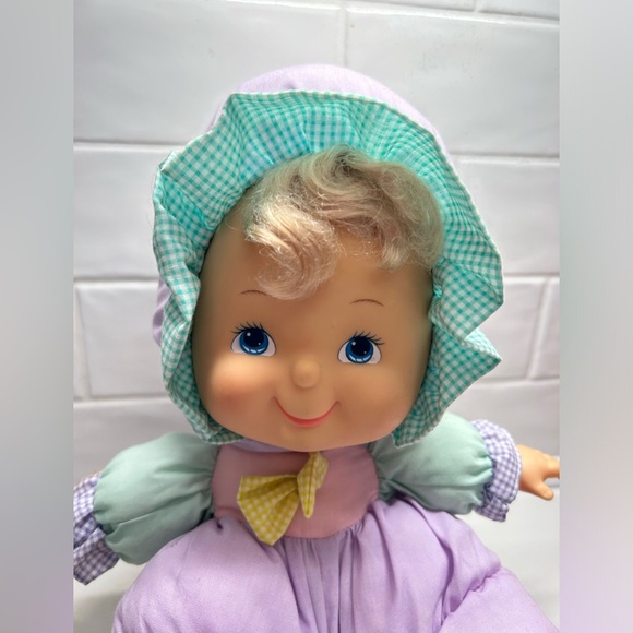 Vintage soft cloth squeaking baby doll with bonnet, plastic face and hands - Picture 3 of 11